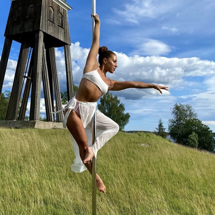 En elegant SOFIA NAVAS: Workshop i contemporary pole , Lördag 19 oktober kl 15:00-16:15 med naturligt utseende och känsla. Detaljerad utformning med realistiskt bladverk. 